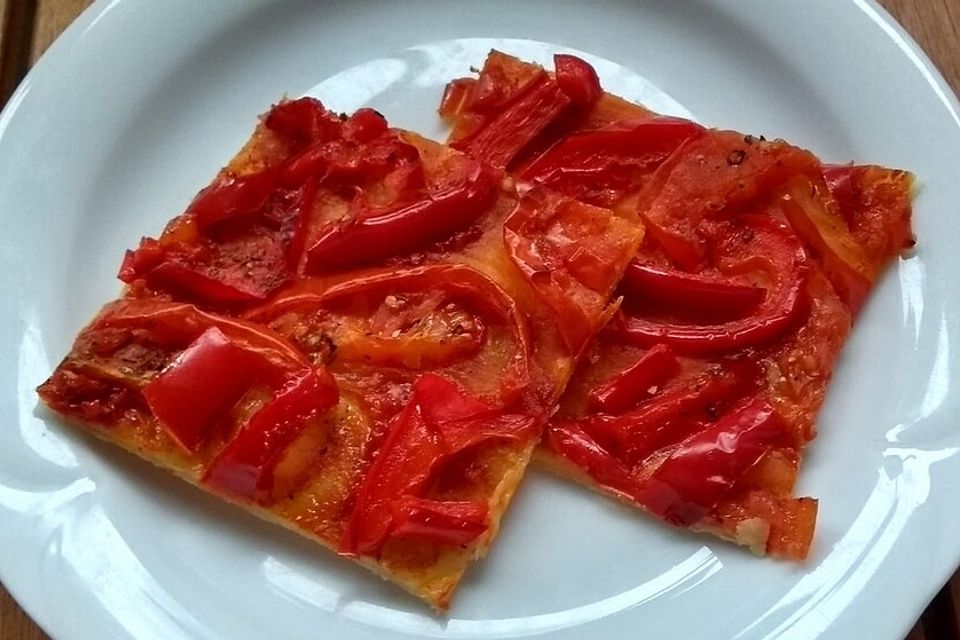 Blätterteigtarte mit geschmorten Tomaten und Paprika