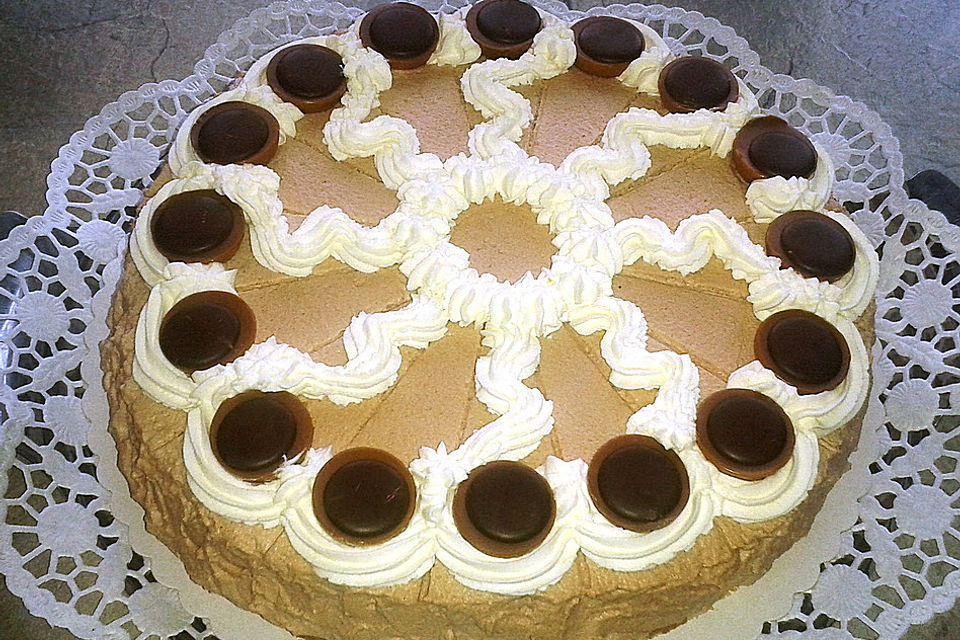 Schokosahne-Torte mit Bananen und Karamell