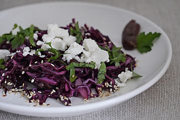 Rotkohlsalat mit Feta und Datteln