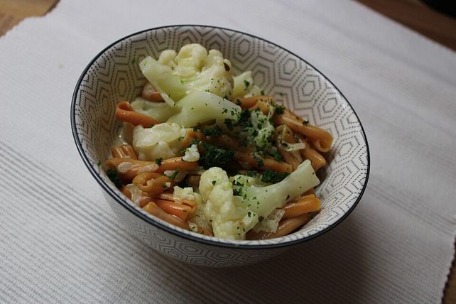 Nudeln mit Blumenkohl und Käsesoße von Minchenkocht| Chefkoch