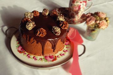 Mousse au Chocolat-Torte mit selbstgemachtem Schokoladen-Biskuitboden
