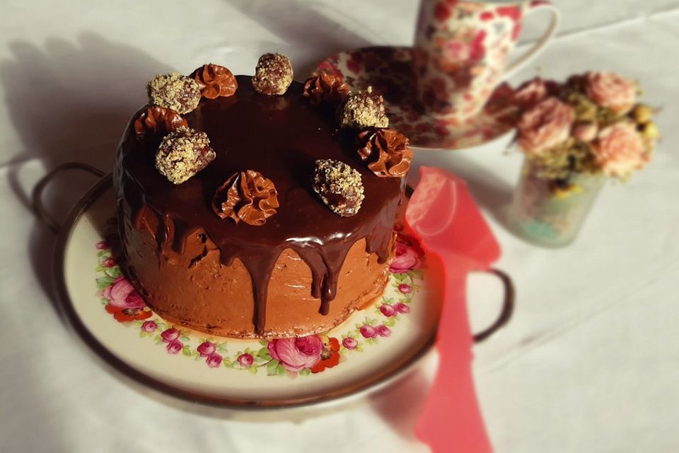 Mousse au Chocolat-Torte mit selbstgemachtem Schokoladen-Biskuitboden