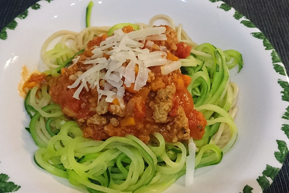 Zoodles mit Tomaten-Hackfleisch-Sauce