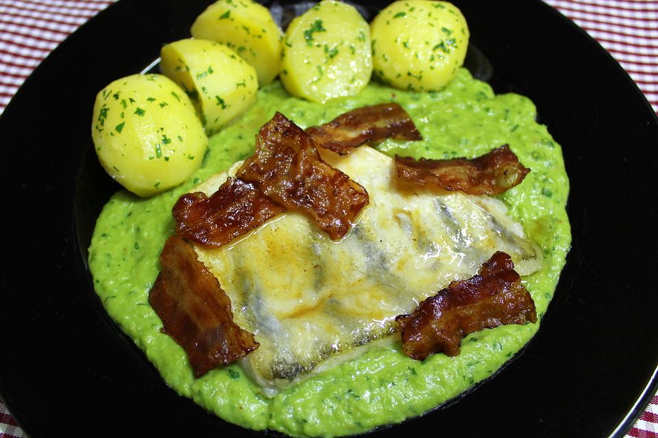 Zanderfilet auf Erbsenpüree in Speckvinaigrette