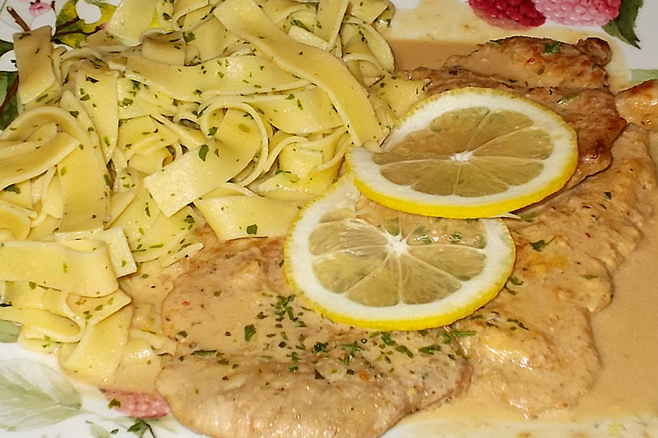 Italienische Schnitzel in Zitronen-Weißweinsauce mit Bandnudeln