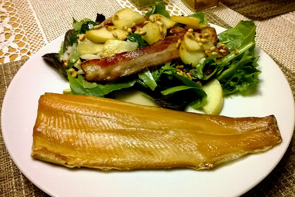 Salatvariation mit geräucherter Forelle