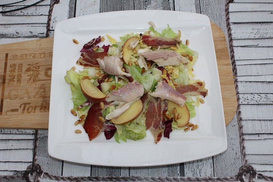 Salatvariation mit geräucherter Forelle
