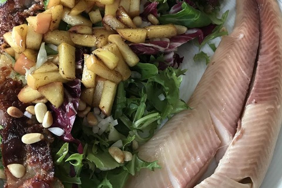 Salatvariation mit geräucherter Forelle