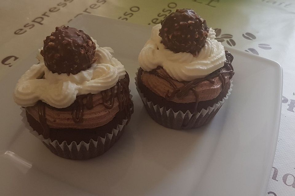 Nutella-Cupcakes mit Vanille- und Schokosahne