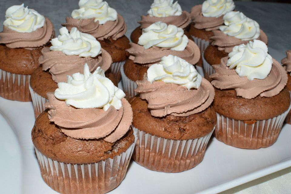 Nutella-Cupcakes mit Vanille- und Schokosahne