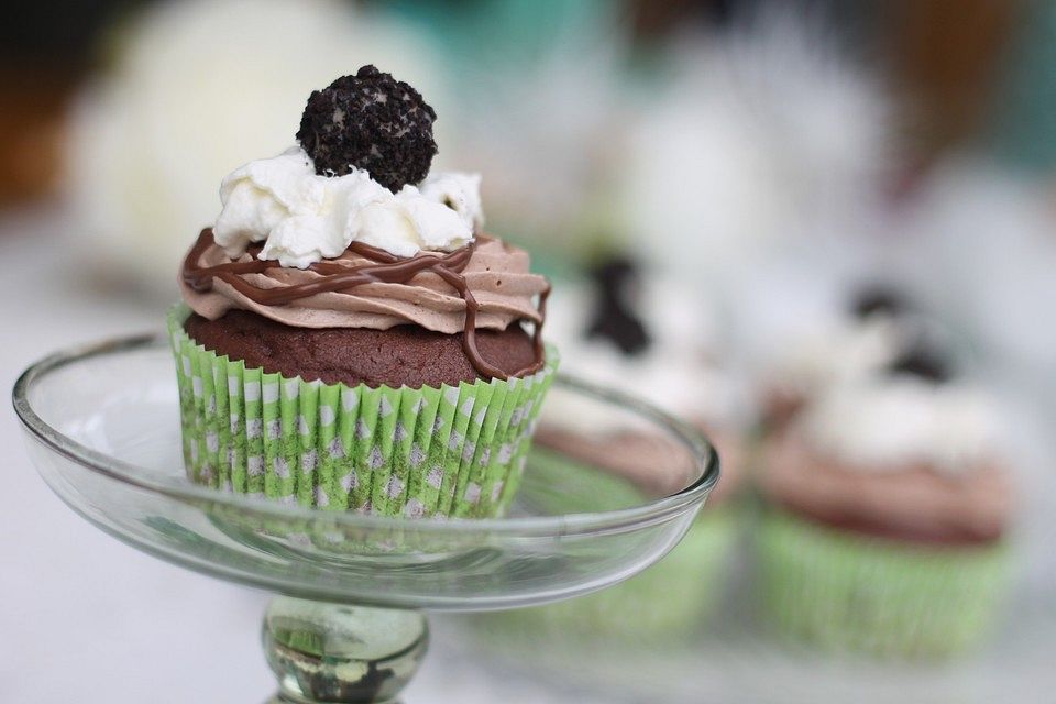 Nutella-Cupcakes mit Vanille- und Schokosahne