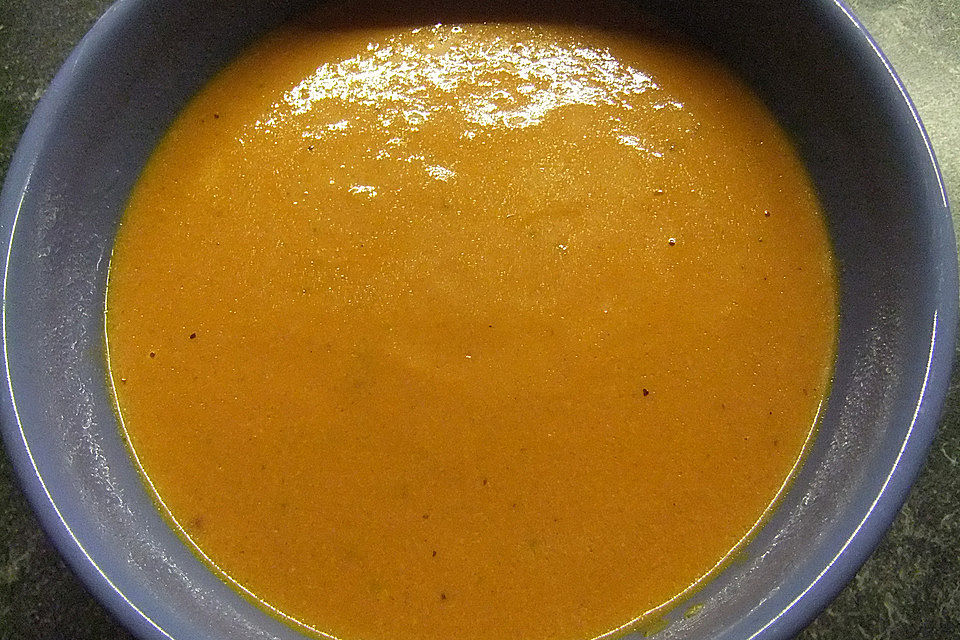 Tomaten-Paprika-Suppe mit Feta