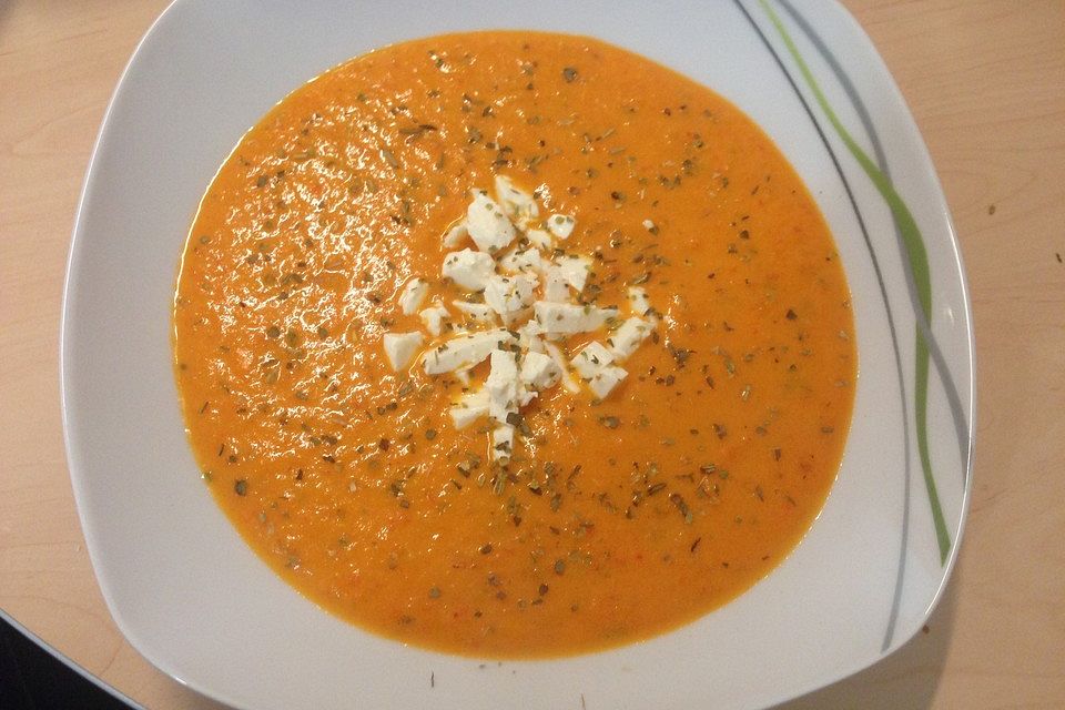 Tomaten-Paprika-Suppe mit Feta