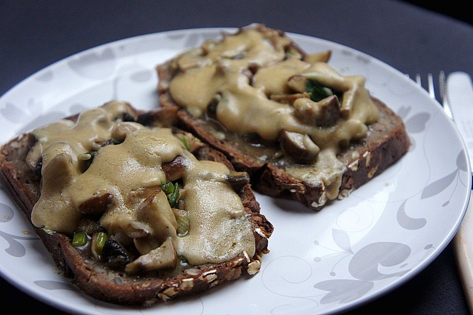 Jägertoast mit veganem Käse überbacken