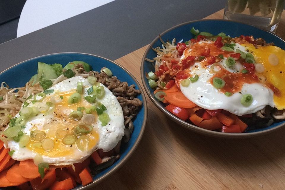 Koreanisches Bibimbap mit falschem Kimchi und Chilisauce