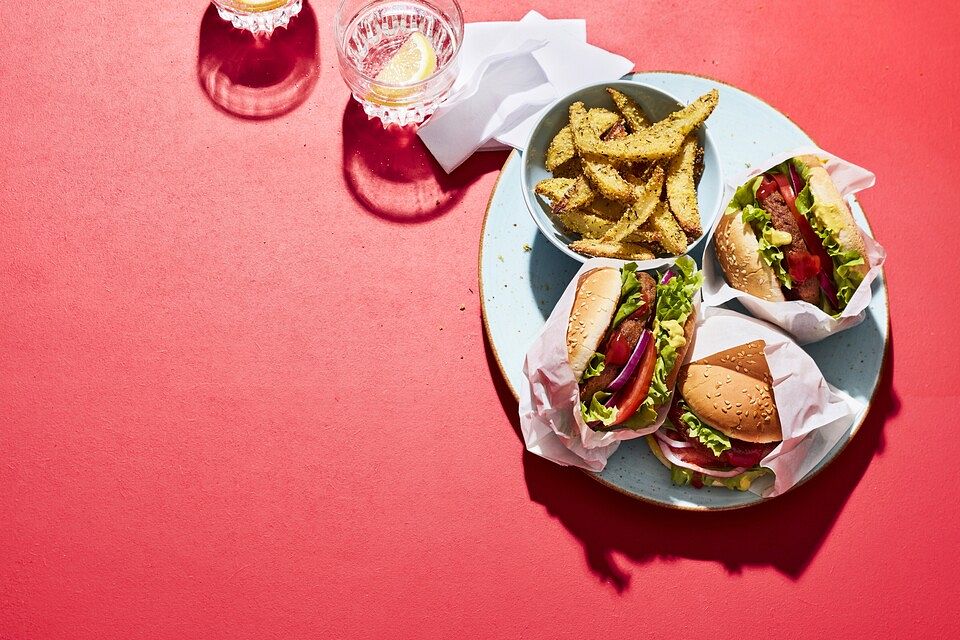 Seitan-Burger mit Rote Bete und Ofenkartoffeln