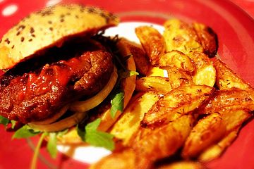 Seitan-Burger mit Rote Bete und Ofenkartoffeln