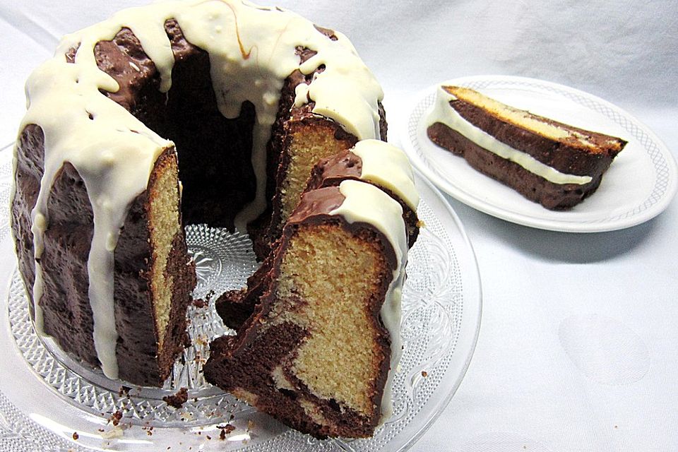 Kleiner, marmorierter Napfkuchen