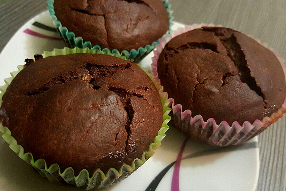 Schoko-Muffins mit weißer Schokolade und Beeren gefüllt