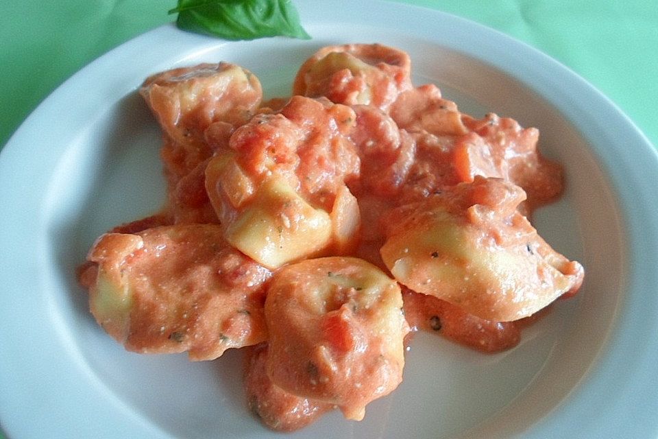 Tortellini mit Tomaten, Basilikum und Crème fraîche