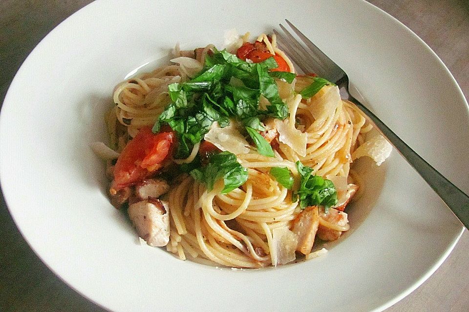 Spaghetti mit Hühnerbrust, Tomaten und Zitronenbasilikum