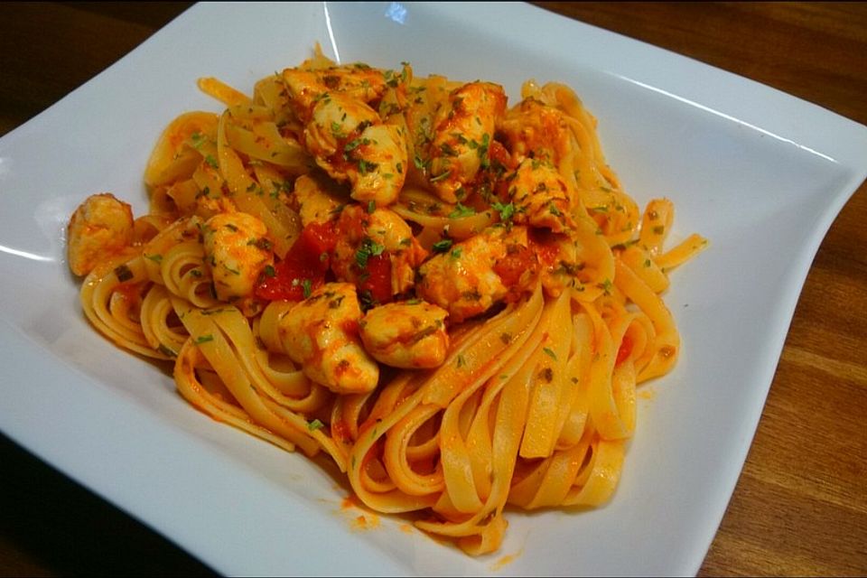 Spaghetti mit Hühnerbrust, Tomaten und Zitronenbasilikum