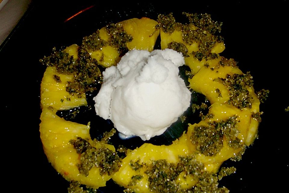 Ananasspalten mit Minz - Zucker - Pesto Ananasspalten mit Minz - Zucker - Pesto