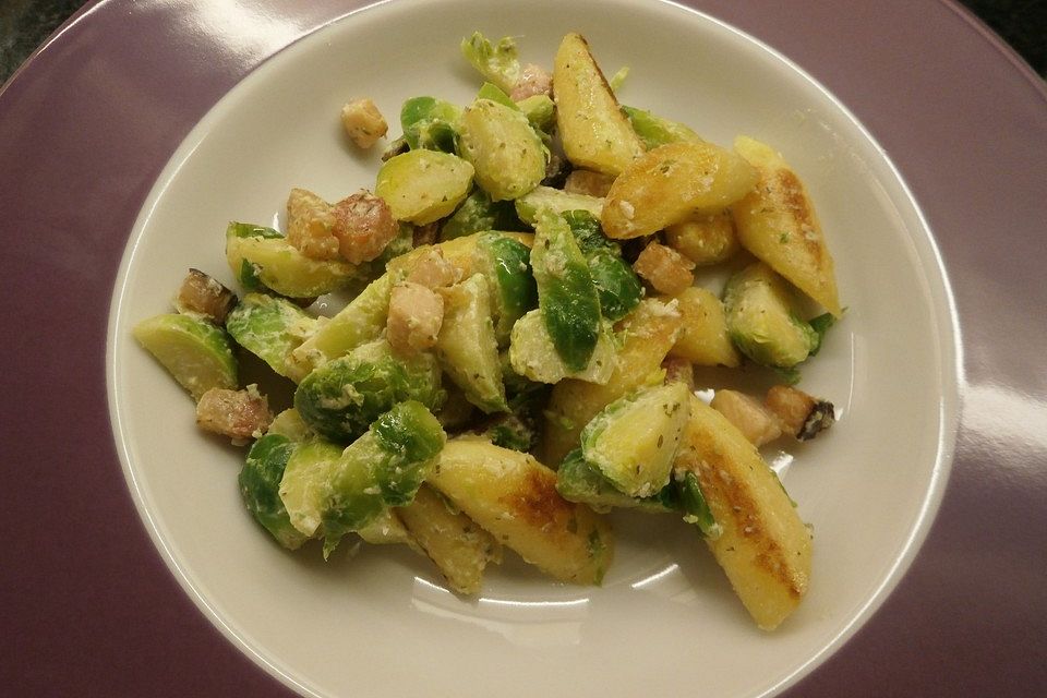 Rosenkohlpfanne mit Kasseler und Schupfnudeln à la Berliner Göre