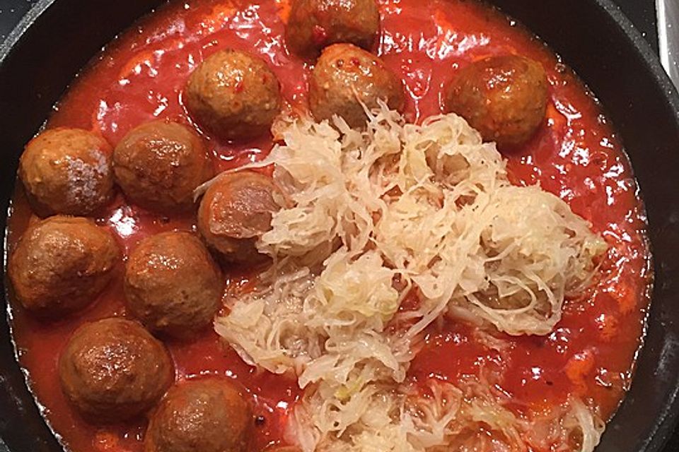 Mettbällchen in Bolognesesoße mit Sauerkraut