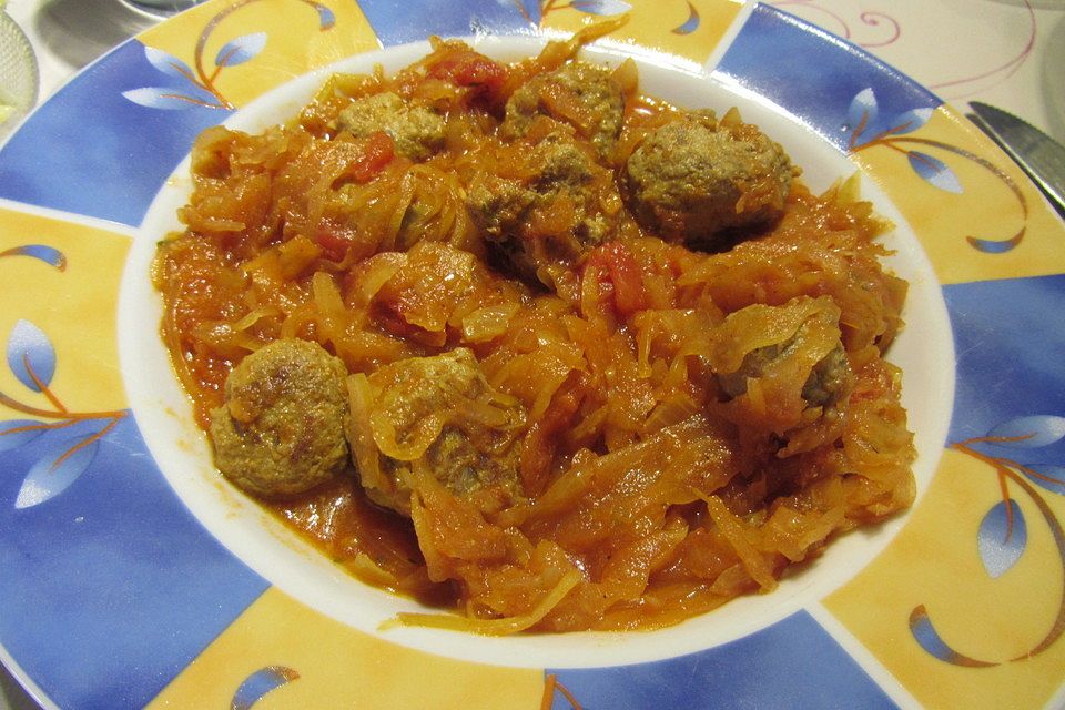 Mettbällchen in Bolognesesoße mit Sauerkraut