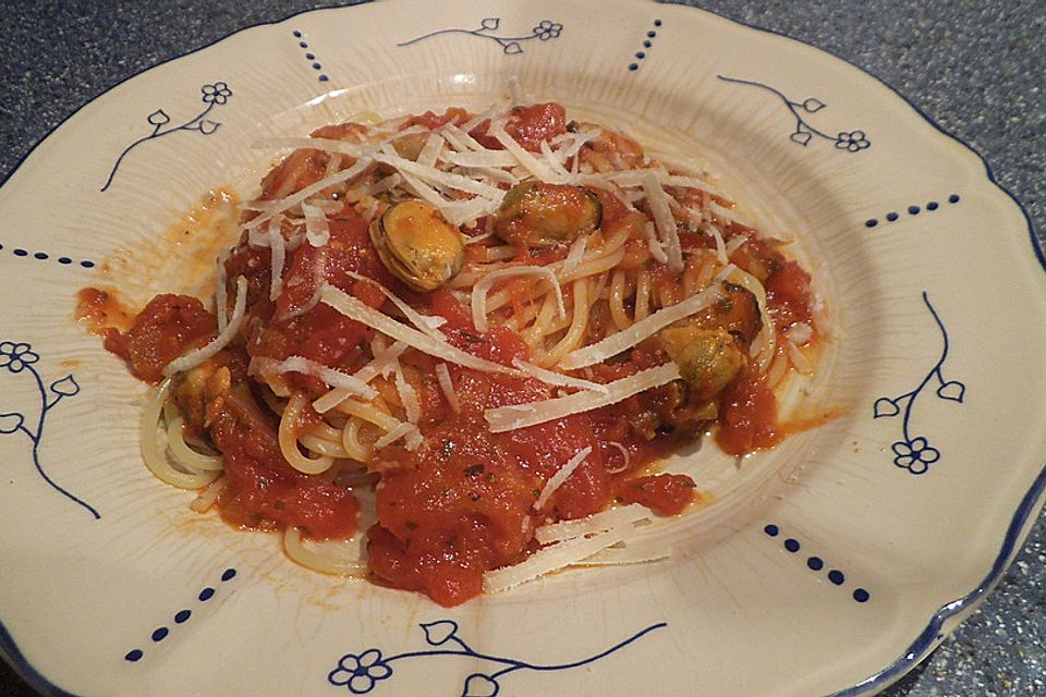 Spaghetti mit Miesmuscheln in Oliven-Tomatensauce mit Prosecco