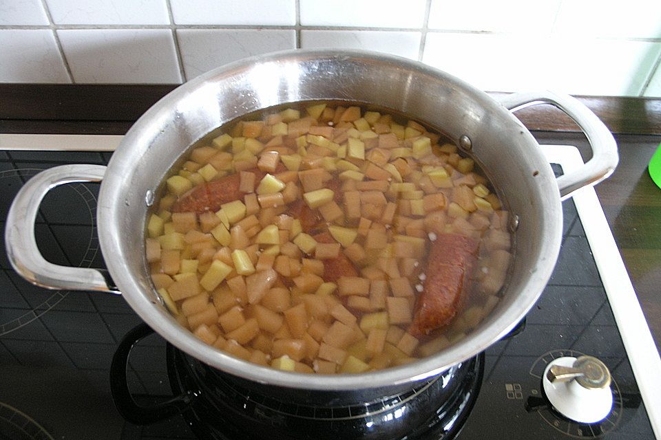 Steckrübensuppe mit Mettwürstchen