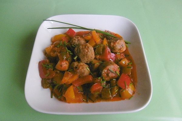 Violas Bratwurst-Gulasch mit Schaschliksoße von Viola0 | Chefkoch