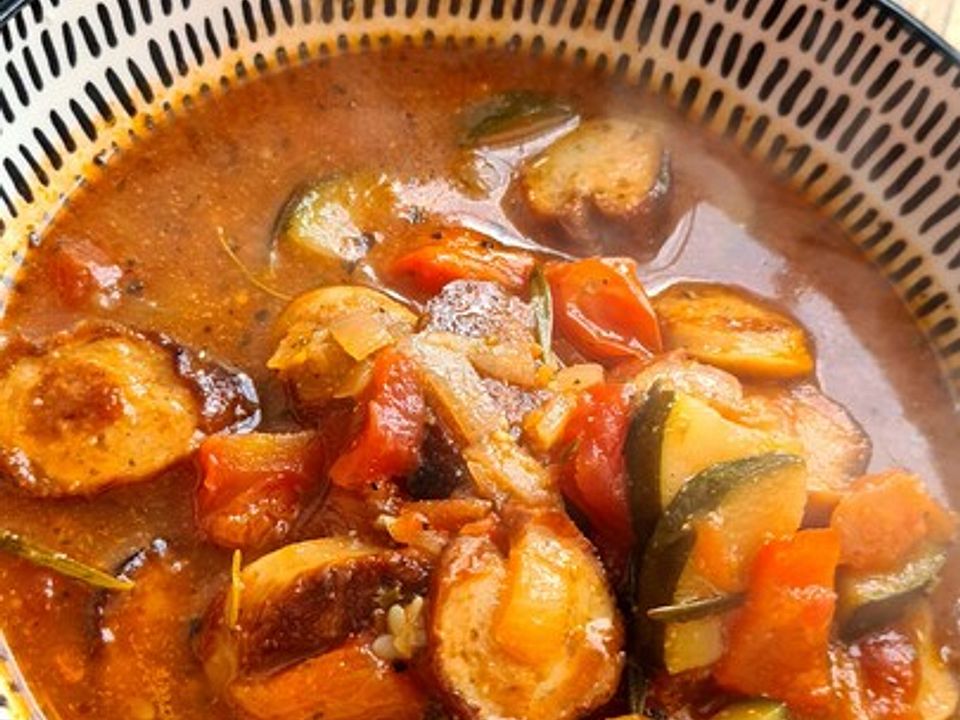 Violas Bratwurst-Gulasch mit Schaschliksoße von Viola0| Chefkoch