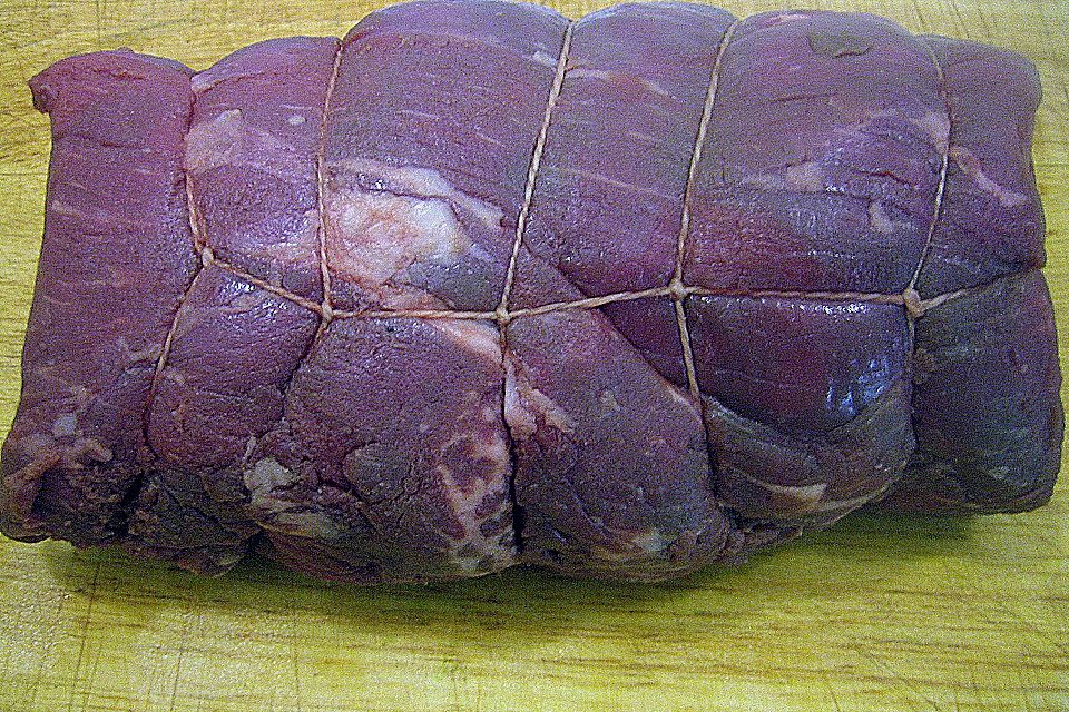 Gebrühtes Rinderfilet mit buntem Gemüse