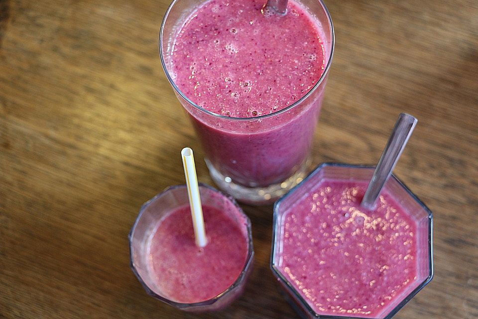 Rotkohl-Orangen-Gurken-Möhren-Smoothie mit Ingwer und Leinöl