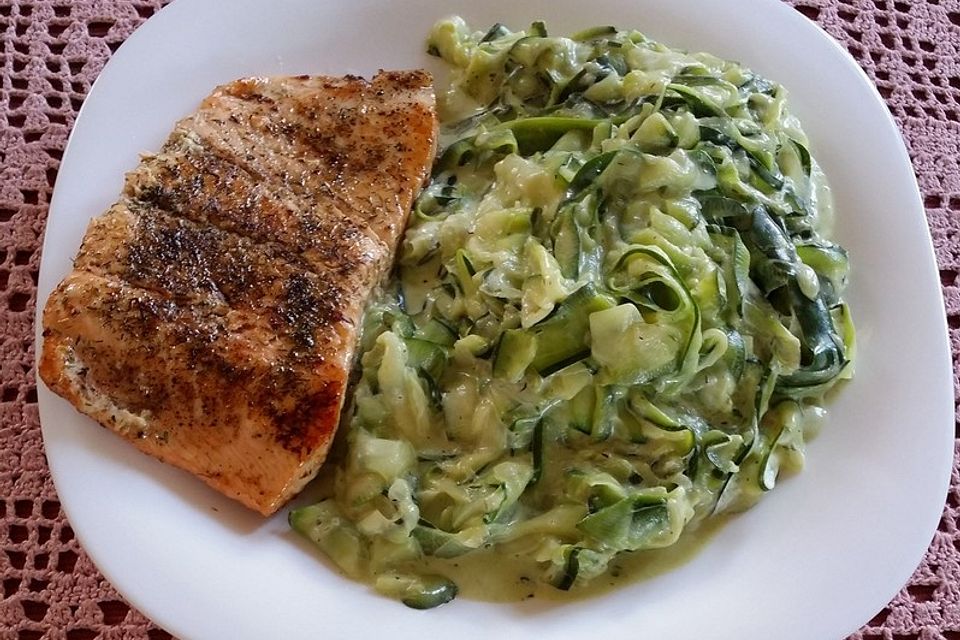 Gebratenes Lachsfilet auf Zucchininudeln