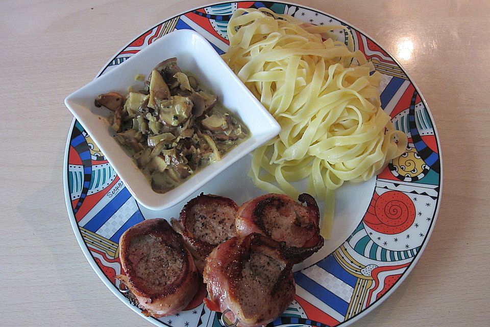 Schweinemedallions mit Bandnudeln und einer leckeren Pilz-Currysauce