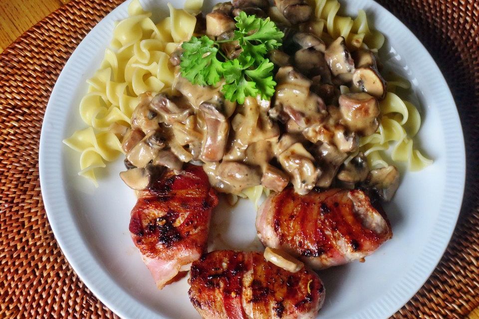 Schweinemedallions mit Bandnudeln und einer leckeren Pilz-Currysauce