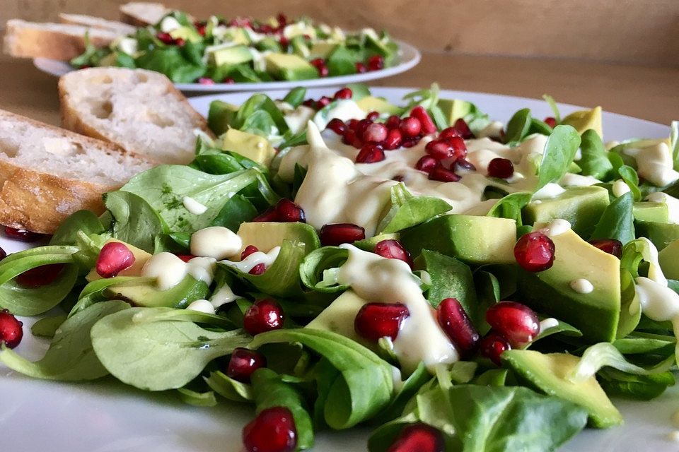 Feldsalat mit Avocado und Granatapfel