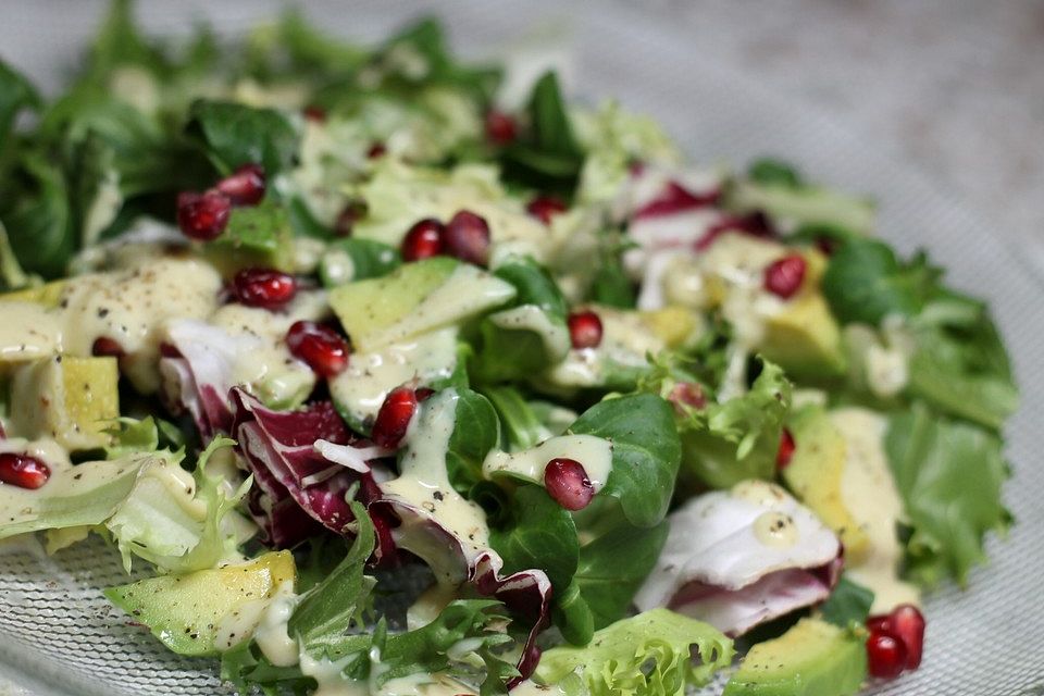 Feldsalat mit Avocado und Granatapfel