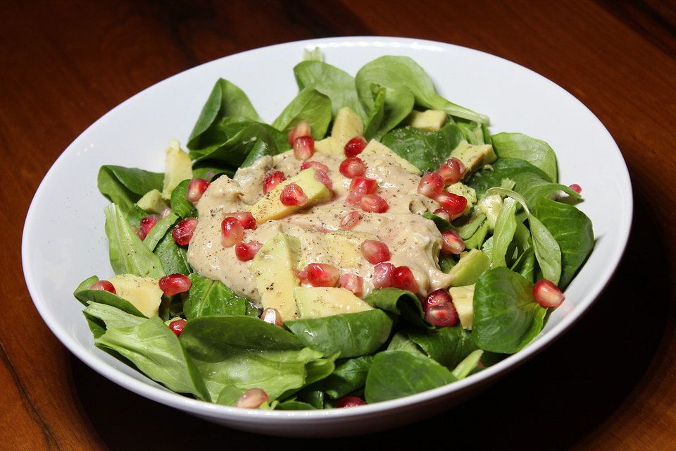 Feldsalat mit Avocado und Granatapfel