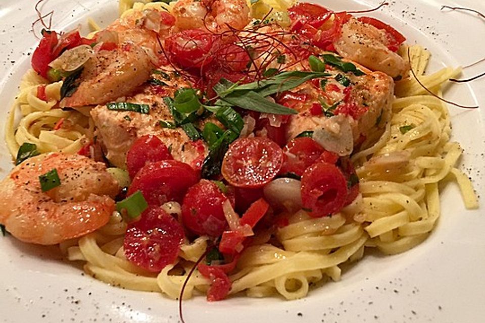 Scampi und Lachs mit Tagliatelle/Fettuccine an Tomaten-Estragonsauce