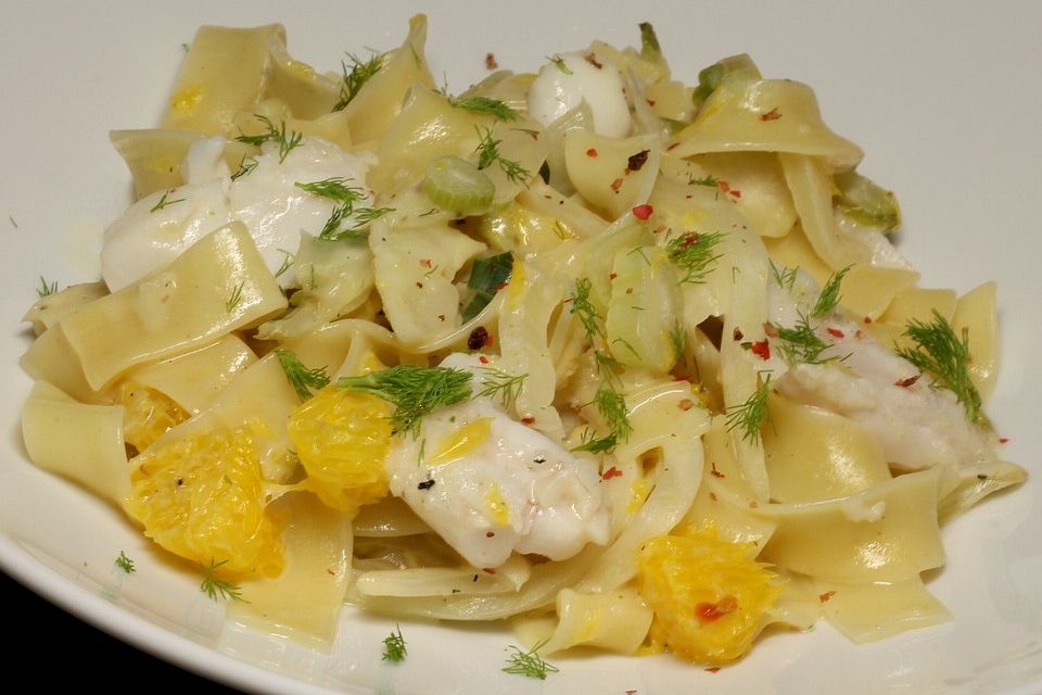 Tagliatelle an Orangen-Fenchel-Sauce mit gebratenen Kabeljaufiletstücken