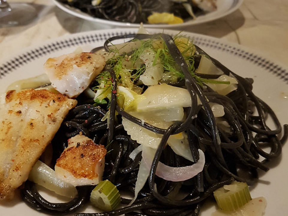 Tagliatelle an Orangen-Fenchel-Sauce mit gebratenen ...