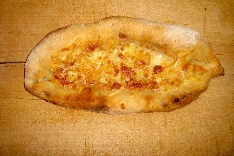 Pide mit Käse und Sucuk