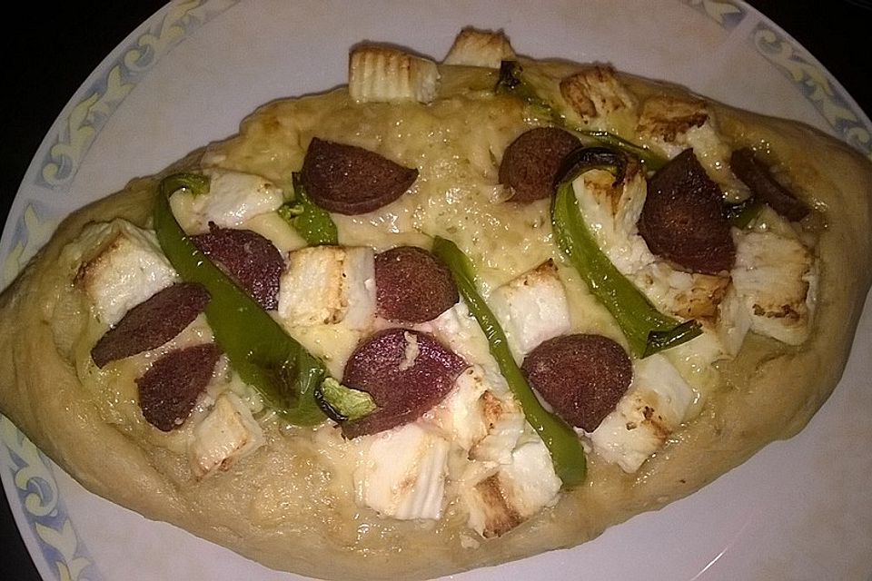 Pide mit Käse und Sucuk