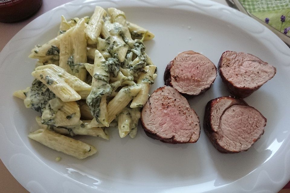 Nudeln in Spinat-Gorgonzolasoße mit Schweinefilet