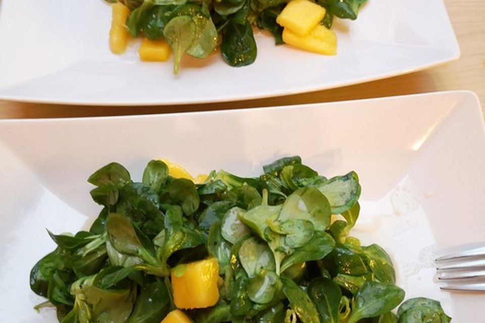 Feldsalat mit Orangen-Mango-Walnuss-Dressing