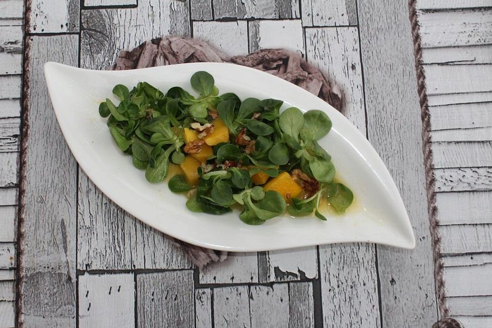 Feldsalat mit Orangen-Mango-Walnuss-Dressing